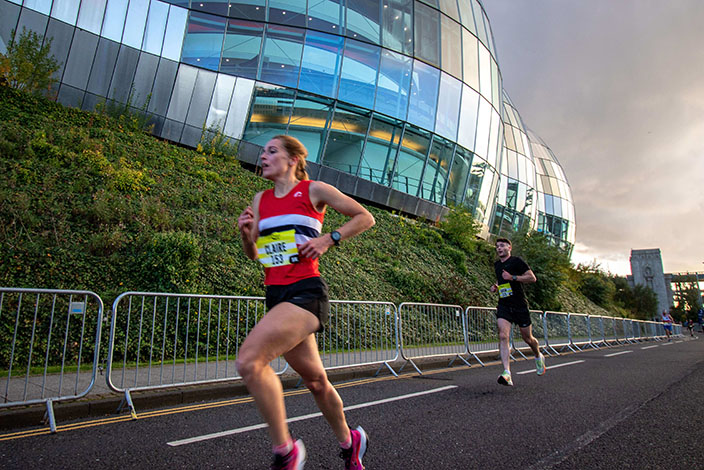 North 5k runner runs past the Sage, Gateshead. Gallery 2022